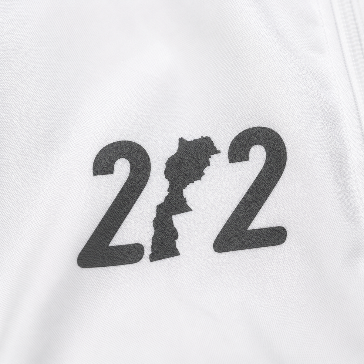 Indicatif 212 avec carte du Maroc sur veste blanche, détail