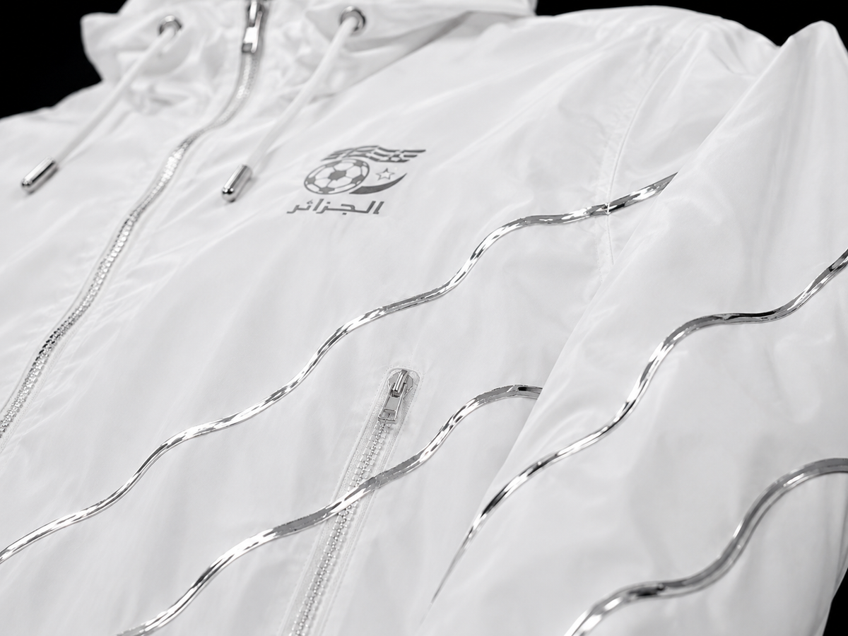 Coulée de chrome liquide sur veste blanche, détail