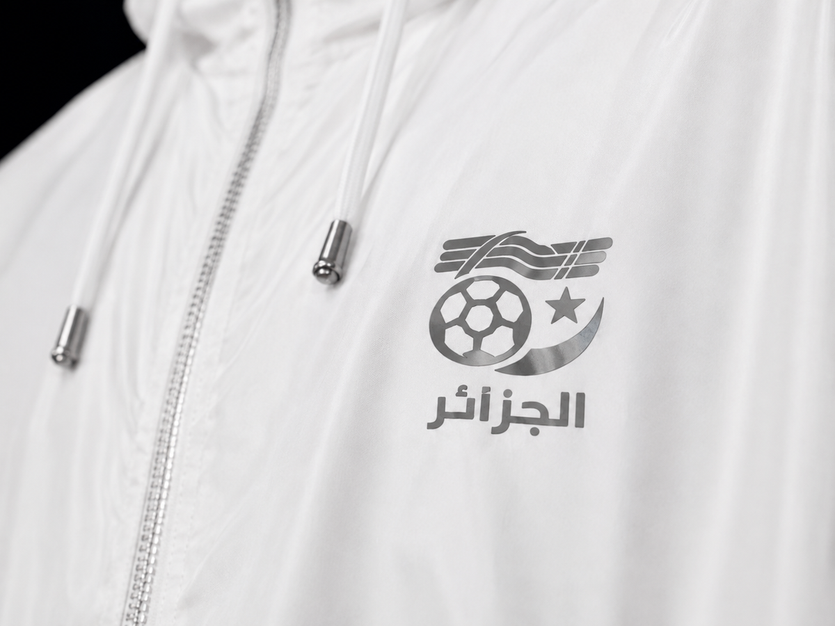 Logo Algérie réfléchissant sur veste blanche, détail