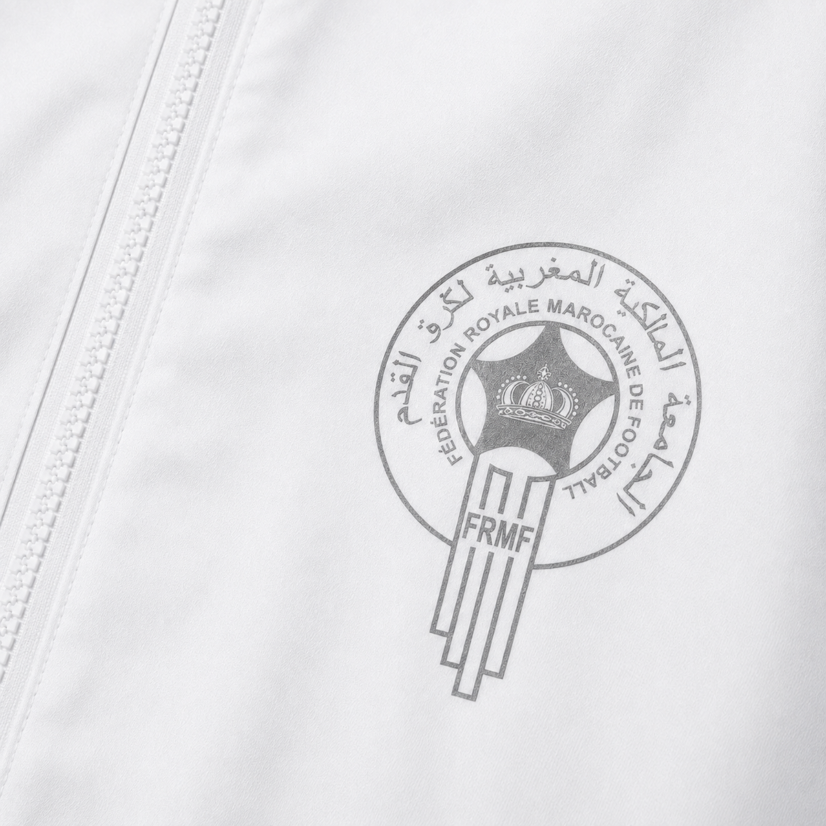 Écusson Maroc réfléchissant sur veste blanche, détail
