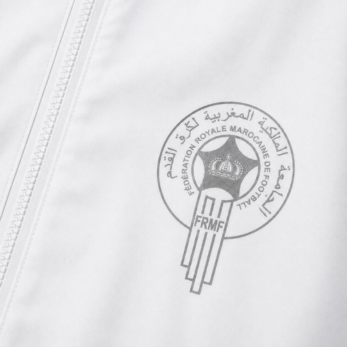 Écusson Maroc réfléchissant sur veste blanche, détail